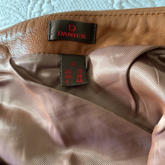 Danier leather skirt - Picture 4 of 5